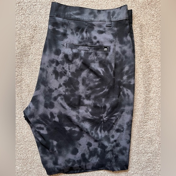 Mens Travis Mathew 9” Golf Shorts “Cosmic” Print Size 38 - Picture 4 of 7
